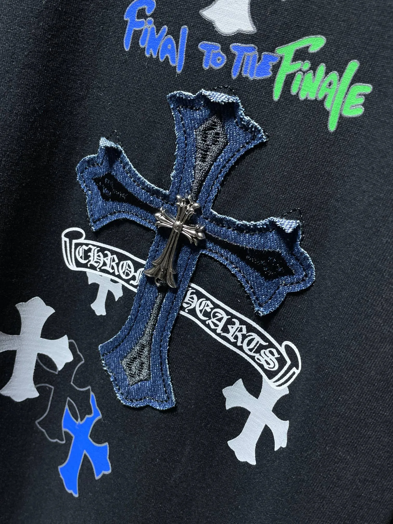 P160 ✨New arrival✨ Chrome Hearts 25ss High gram weight, environmentally friendly and high-quality top-quality fabric 260g~270g Cross Sanskrit patchwork leather overlapping metal short-sleeved T-shirt Heavy hand-cut patchwork embroidery process➕Tajima machine embroidery➕Handmade willows Counter synchronization 1:1 replica version 🌈Recommended colors: black white 🌈 Size: S, M, L, XL